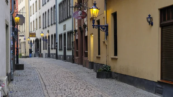 Sokakları ve tarihi şehir merkezi ya da Altstadt Köln Heumarkt yakınındaki evleri 