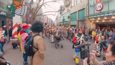 Kostüm ve müzisyenler karnaval veya Karneval geçit töreni Köln Köln sokak Karnaval sırasında