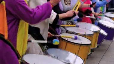 Bir grup davulcular şehir merkezinde oynayan ve Köln Karnaval sırasında alışveriş
