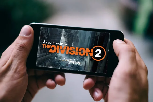 2 oyunu Tom Clancy logoyu veya başlık ekranından smartphone ekranda görüntülenir bölümü