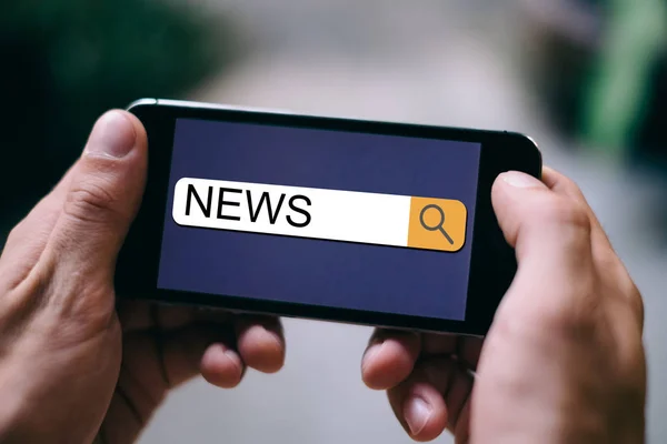 Haberler SEO kavramı: haber yakın yukarı akıllı telefon ekranında arama çubuğunda görüntülenir
