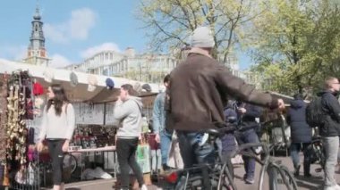 Amsterdam/Hollanda - Nisan 2019: Amsterdam'daki Waterloo pazarında ziyaretçiler ve pazar duruyor