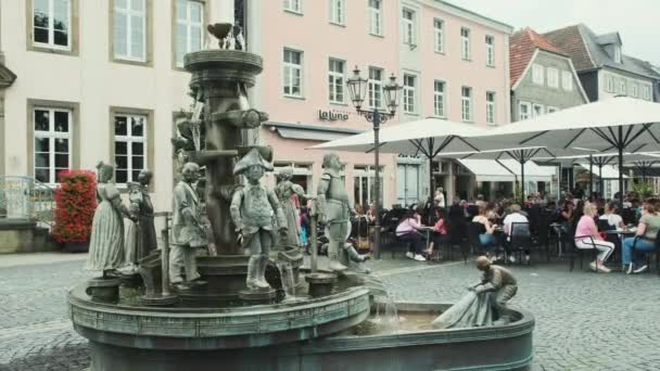 lippstadt - Juli 2019: Brunnen in der Innenstadt von Lippstadt am Marktplatz mit Restaurant im Hintergrund 