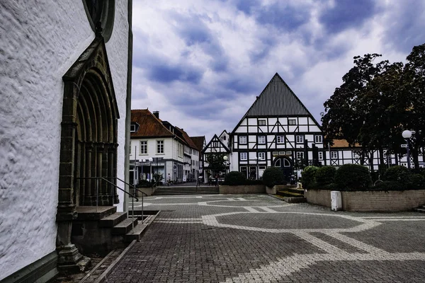Marienkirche'nin girişi ve Lippstadt, Almanya'da destansı bir gökyüzüile tarihi şehir merkezi