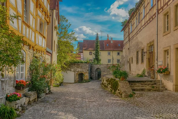 Bad Wimpfen pitoresk merkezi şehirde Courtyard, Yaz aylarında Souther Almanya