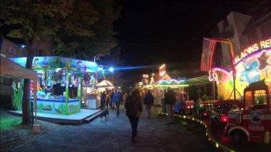 Dortmund/Almanya - Eylül 2019: Dortmund, Almanya'da bir lunaparkta yürüyün