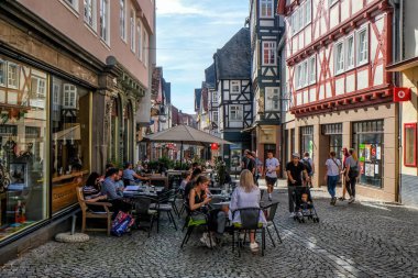 Marburg / Almanya - Ağustos 2019: Marburg Tarihi Şehir Merkezi ve geleneksel evler