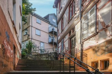 Marburg / Almanya - Ağustos 2019: Marburg Tarihi Şehir Merkezi ve geleneksel evler