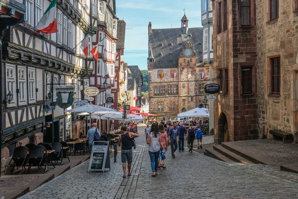 Marburg / Almanya - Ağustos 2019: Marburg Tarihi Şehir Merkezi ve geleneksel evler