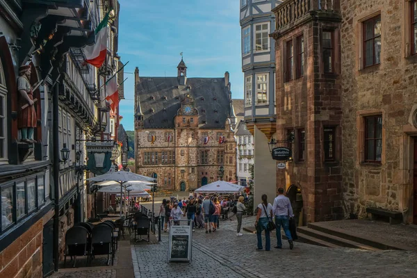Marburg / Almanya - Ağustos 2019: Marburg Tarihi Şehir Merkezi ve geleneksel evler