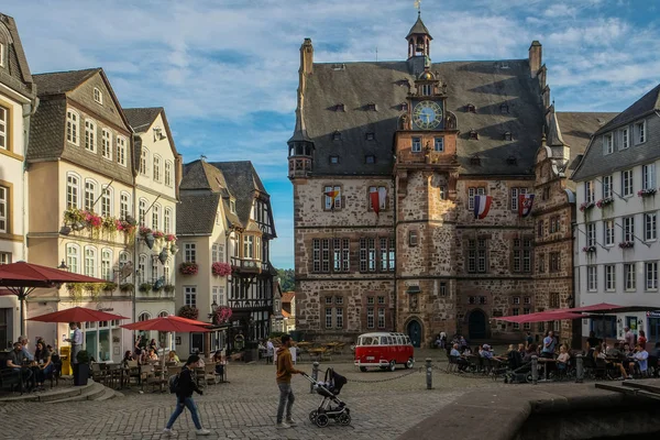 Marburg / Almanya - Ağustos 2019: Marburg Tarihi Şehir Merkezi ve geleneksel evler