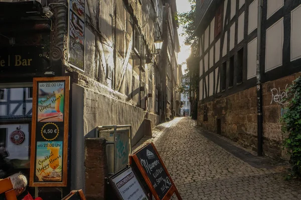 Marburg / Almanya - Ağustos 2019: Marburg Tarihi Şehir Merkezi ve geleneksel evler
