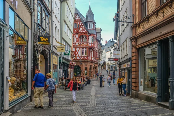 Marburg / Almanya - Ağustos 2019: Marburg Tarihi Şehir Merkezi ve geleneksel evler