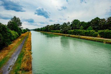Muenster / Almanya - Ağustos 2019: Dortmund Ems Kanal, Muenster / Munster yakınlarındaki Rieselfelder, Almanya