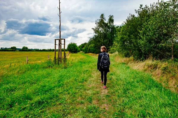 Muenster Germany 2019年8月 ドイツ ヴェストファーレン州Muenster Munster近郊のRieselfelderの若い女性 ロイヤリティフリーのストック写真