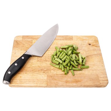 Taze yeşil fasulye bir tabloda bir kesme tahtası üzerinde beyaz arka plan izole.