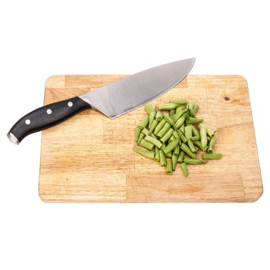 Taze yeşil fasulye bir tabloda bir kesme tahtası üzerinde beyaz arka plan izole.