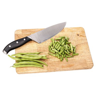 Taze yeşil fasulye bir tabloda bir kesme tahtası üzerinde beyaz arka plan izole.