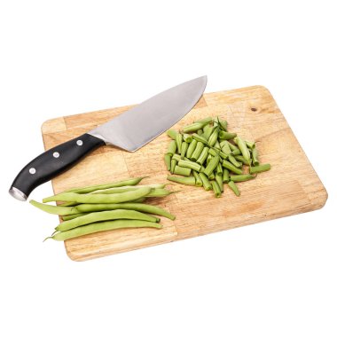 Taze yeşil fasulye bir tabloda bir kesme tahtası üzerinde beyaz arka plan izole.