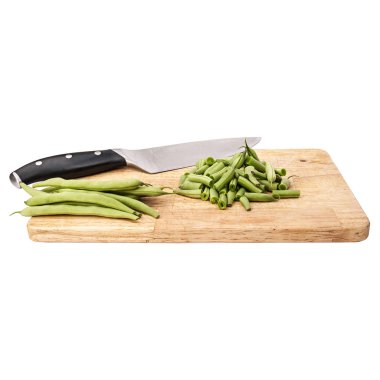 Taze yeşil fasulye bir tabloda bir kesme tahtası üzerinde beyaz arka plan izole.