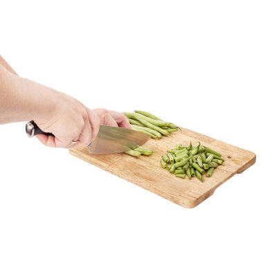 Bir tabloda bir kesme tahtası üzerinde taze fasulye dilimleme, beyaz arka plan izole