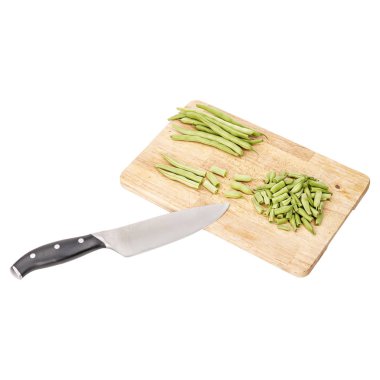 Taze yeşil fasulye bir tabloda bir kesme tahtası üzerinde beyaz arka plan izole.