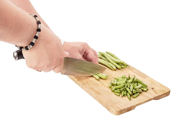 Schneiden Frischer Grüner Bohnen Auf Einem Schneidebrett Auf Einem Tisch — Stockfoto