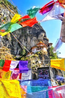 Taktshang Goemba veya Kaplan'ın yuva Manastırı: Paro, Bhutan'renkli Budist dua bayraklar