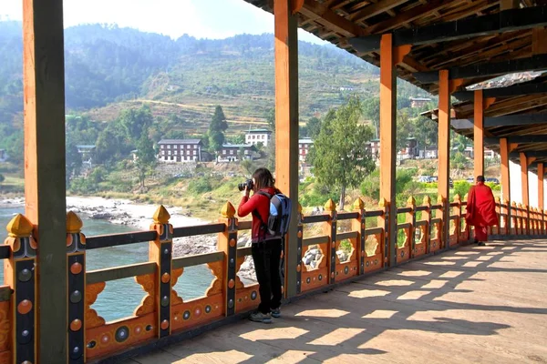 女性游客拍照在普纳 Mocchu Bazam 古色古香的木桥在 Punakha 要塞修道院或 Pungthang Dewachen Phodrang — 图库照片