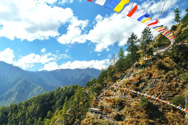 Smalle Steile Winder Trappen Weg Met Kleurrijke Boeddhistische Gebedsvlaggen Leidt — Stockfoto