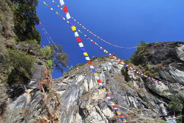 Banderas Coloridas Oración Budista Taktshang Goemba Monasterio Del Nido Tigre — Foto de Stock