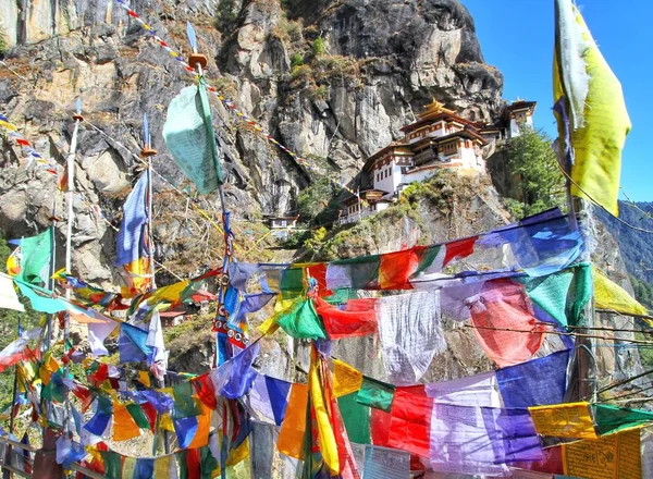 Barevné Buddhistické Modlitební Praporky Taktshang Goemba Nebo Tygří Hnízdo Klášter — Stock fotografie