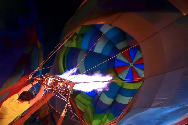 Man Fyller Orange Ballongen Med Varmluft Över Lågan Inuti Luftballong — Stockfoto