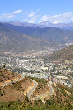 Thimphu City, Birleşik Arap Emirlikleri manzaralı tepede sarma veya eğimli asfalt yol