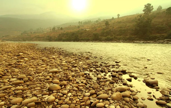 Skalista Riverside Sunrise Gloden Rano Rzece Puna Tsang Chu Khuruthang — Zdjęcie stockowe