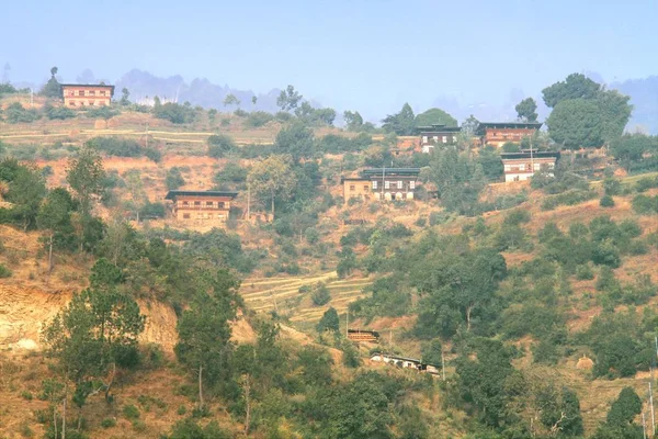 ブータンのプナカ近くの町 クルタンの丘の上にある伝統的なブータン様式の家 — ストック写真