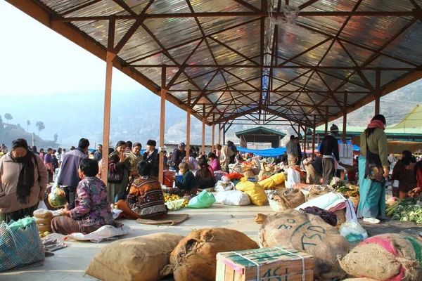 Punakha, Birleşik Arap Emirlikleri - 07 Kasım 2012: Satış ve küçük köyü Khuruthang Punakha, Birleşik Arap Emirlikleri yakınındaki haftalık yerel çiftçi pazarda alışveriş geleneksel Bhutan bezler tanımlanamayan Bhutan insanlarda