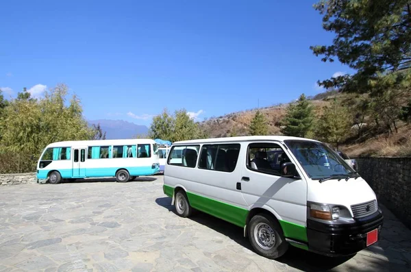 Dwa Białe Samochody Dostawcze Miejsca Parkingowe Wzgórzu Bhutan — Zdjęcie stockowe