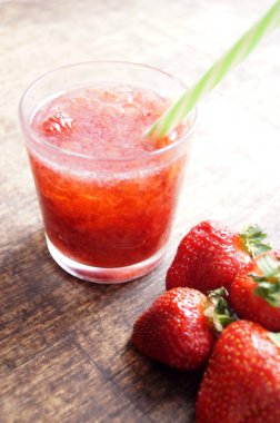 Tatlı taze çilek suyu, smoothies ahşap masa, seçici odak üzerinde