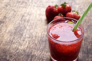 Tatlı taze çilek suyu, smoothies ahşap masa, seçici odak üzerinde