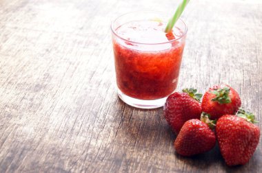 Tatlı taze çilek suyu, smoothies ahşap masa, seçici odak üzerinde
