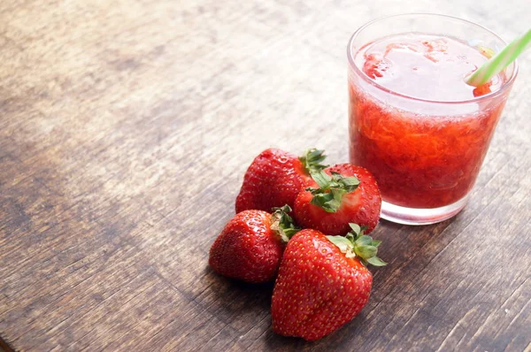 Tatlı taze çilek suyu, smoothies ahşap masa, seçici odak üzerinde