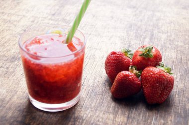 Tatlı taze çilek suyu, smoothies ahşap masa, seçici odak üzerinde