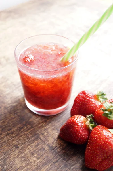 Tatlı taze çilek suyu, smoothies ahşap masa, seçici odak üzerinde