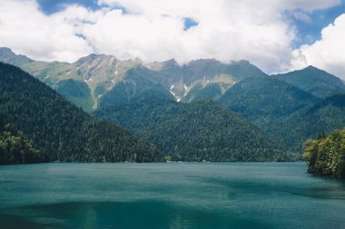 Dağ Gölü. Dağlarda güzel göl, bulutlar, gökyüzü, ormanlar