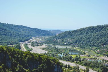 Gökyüzüne ve denize karşı güzel dağlar