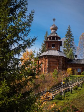         bir haşhaş ve haç ve bir tepe üzerinde bir daire ile ahşap chapel Tapınağı              