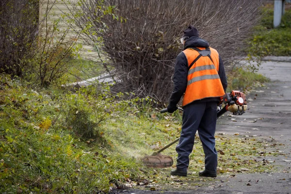 Een Man Werkkleding Een Oranje Tank Top Maait Het Gras — Stockfoto