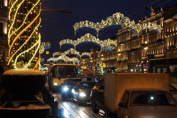 Ночь Зажгли Праздничное Рождественское Освещение Города Дороге Которые Идут Много — стоковое фото