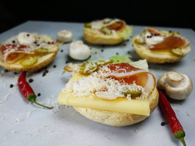 Masanın üzerine etli sandviç